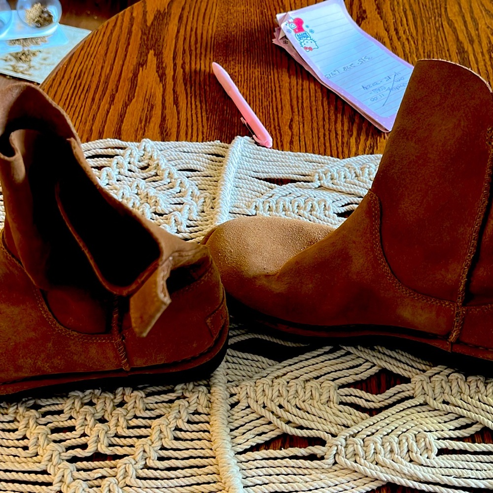 White brownish UGG boot with no lining